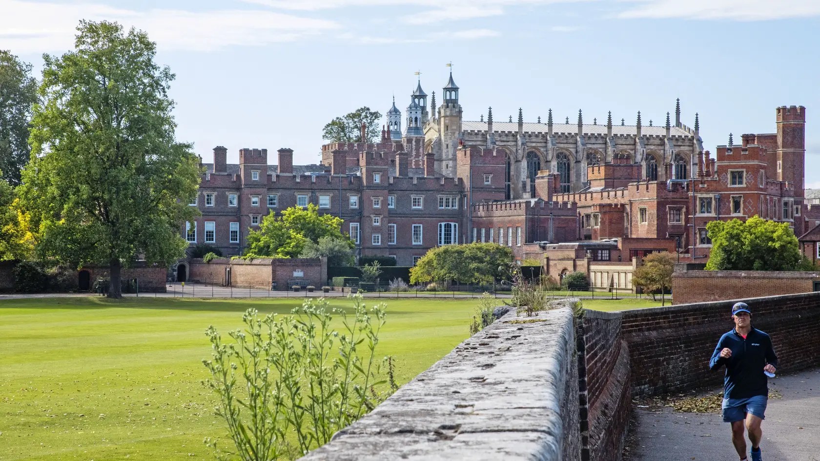 Eton College patrí medzi najprestížnejšie britské školy a vychovala množstvo významných osobností.
