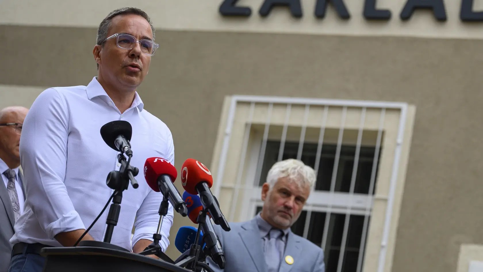 Na snímke zľava minister práce, sociálnych vecí a rodiny Erik Tomáš a komisár pre deti Jozef Mikloško reagujú počas tlačovej konferencie v obci Lomnička v okrese Stará Ľubovňa vo štvrtok 20. augusta 2026. Na brífingu sa predstavila finálnej verzie zákona o odoberaní dávok za záškoláctvo. FOTO TASR - Michal Svítok